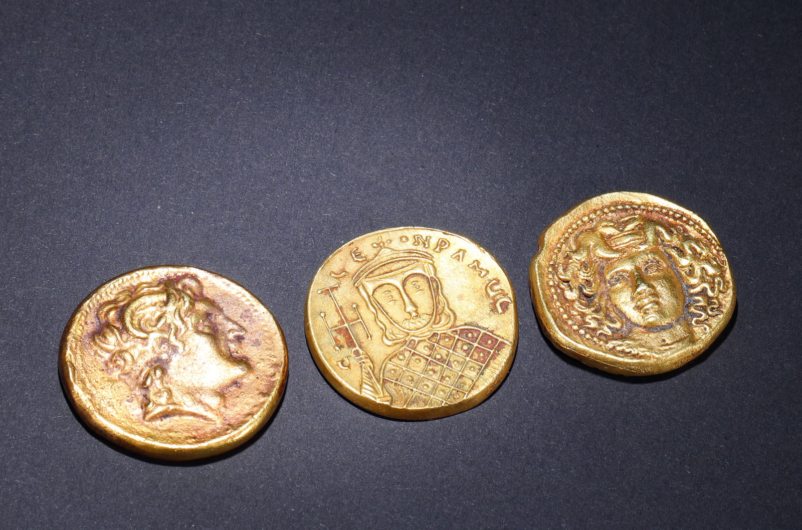 2ND CENTURY KUSHAN EMPIRE GILDED COPPER CURRENCY: Name 2ND CENTURY KUSHAN EMPIRE GILDED COPPER CURRENCY Dimensions D:3.2cm Weight:50g Condition Additional photographs and condition reports are available upon request as a courtesy