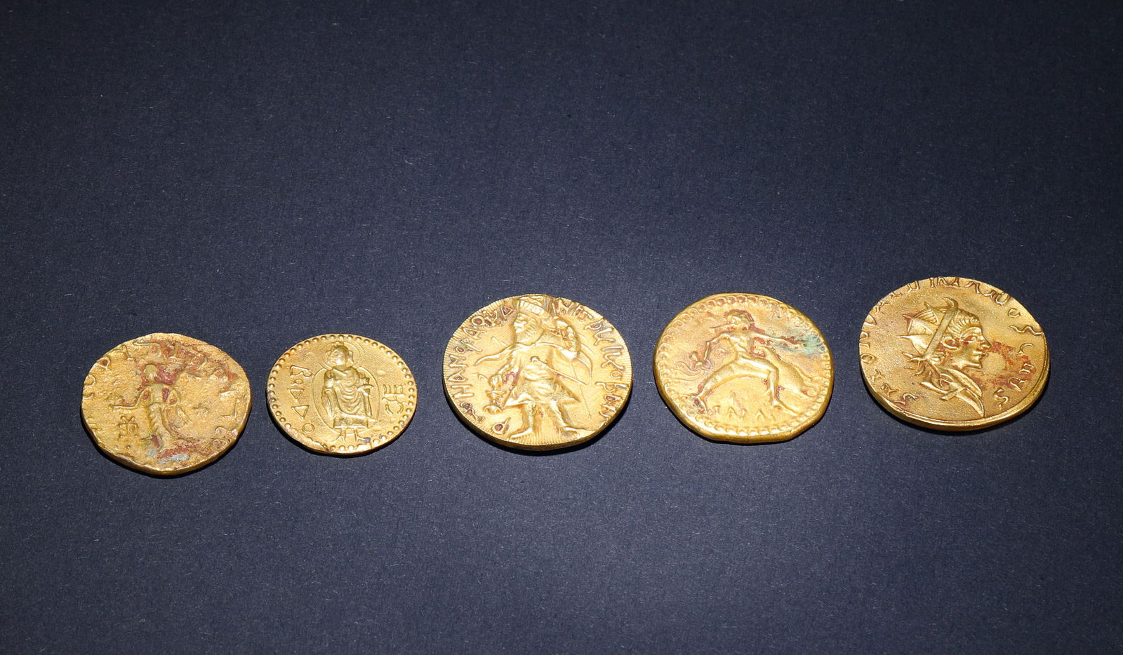 GILT COPPER CURRENCY OF THE KUSHAN DYNASTY IN THE 2ND CENTURY: Name GILT COPPER CURRENCY OF THE KUSHAN DYNASTY IN THE 2ND CENTURY Dimensions D:2.8cm Weight:35g Condition Additional photographs and condition reports are available upon request a