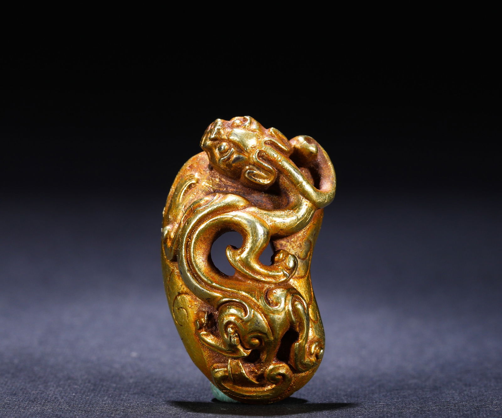 IN THE HAN DYNASTY, SILVER GILT CHICKEN HEART PENDANT: Name IN THE HAN DYNASTY, SILVER GILT CHICKEN HEART PENDANT Dimensions H:3.5cm W:2.4cm Weight:27g Condition Additional photographs and condition reports are available upon request