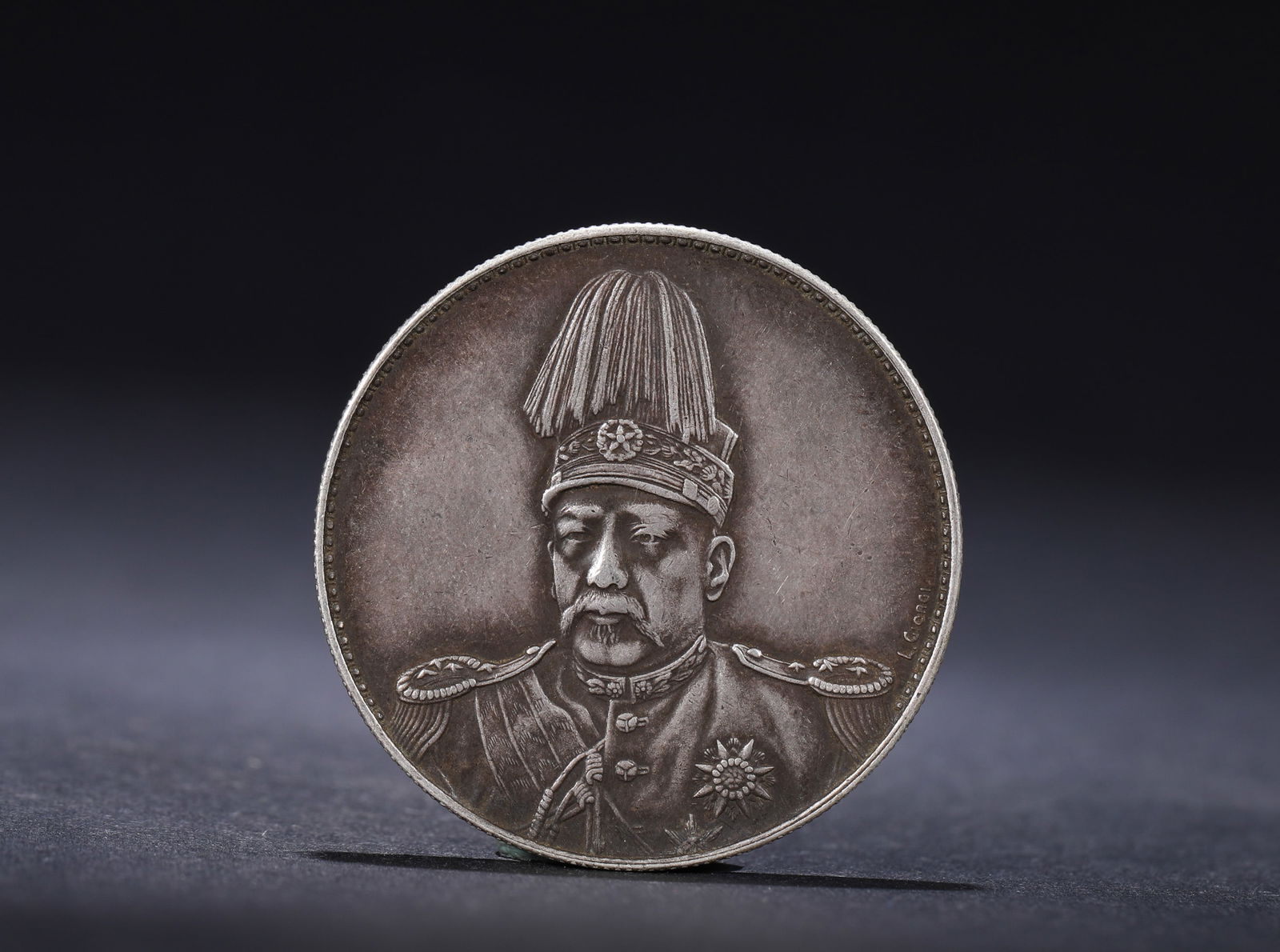 A COMMEMORATIVE SILVER COIN SIGNED BY THE HONGXIAN ERA: Name A COMMEMORATIVE SILVER COIN SIGNED BY THE HONGXIAN ERA Dimensions D:3.9cm Weight:27g Condition Additional photographs and condition reports are available upon request as a cou