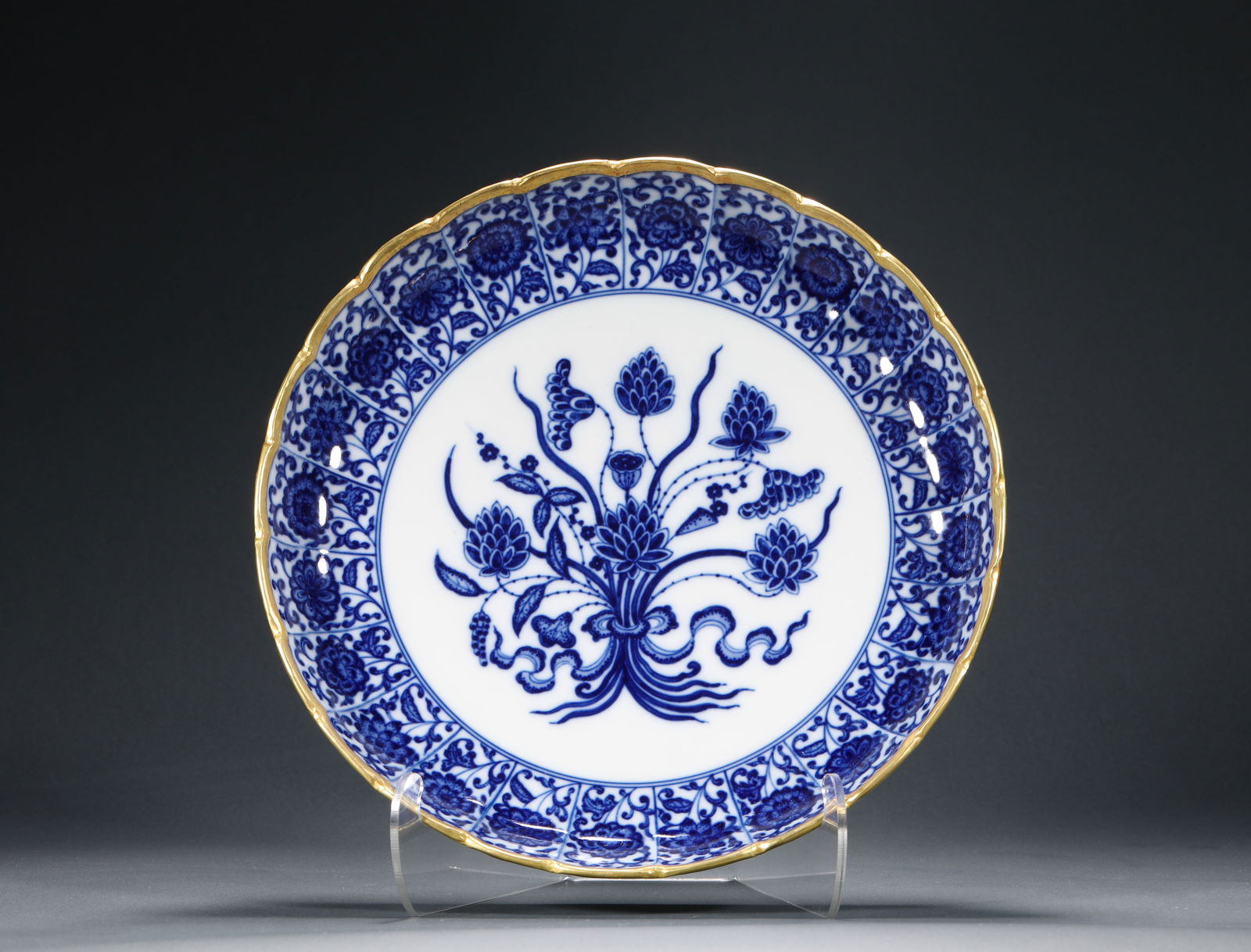 YONGZHENG BLUE AND WHITE PORCELAIN PLATES OF THE QING DYNASTY: Name YONGZHENG BLUE AND WHITE PORCELAIN PLATES OF THE QING DYNASTY Dimensions D:23.2cm Condition Additional photographs and condition reports are available upon request as a courtesy