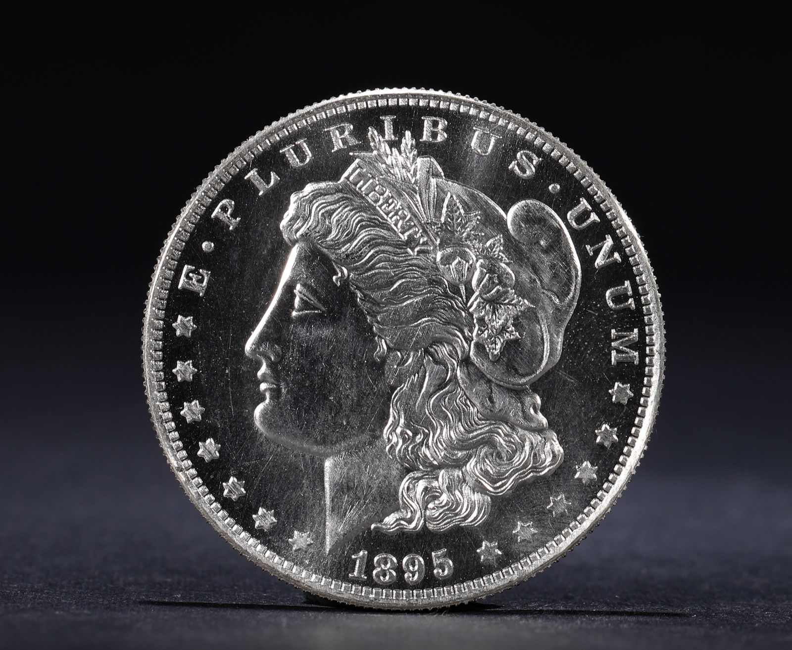 AMERICAN MORGAN SILVER DOLLAR 1895: Name AMERICAN MORGAN SILVER DOLLAR 1895 Dimensions D:3.7cm Weight:27g Condition Additional photographs and condition reports are available upon request as a courtesy to our clients