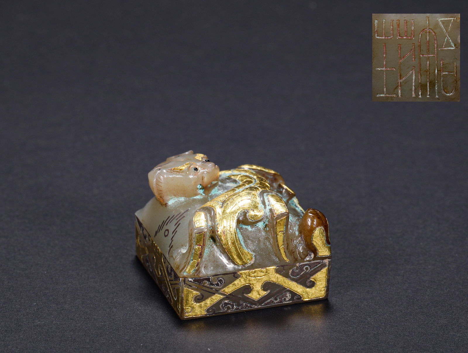 IN THE HAN DYNASTY, HETIAN JADE WAS INLAID WITH GOLD AND SILVER SEALS: Name IN THE HAN DYNASTY, HETIAN JADE WAS INLAID WITH GOLD AND SILVER SEALS Dimensions H:2cm W:2.8cm Weight:40g Condition Additional photographs and condition reports are available
