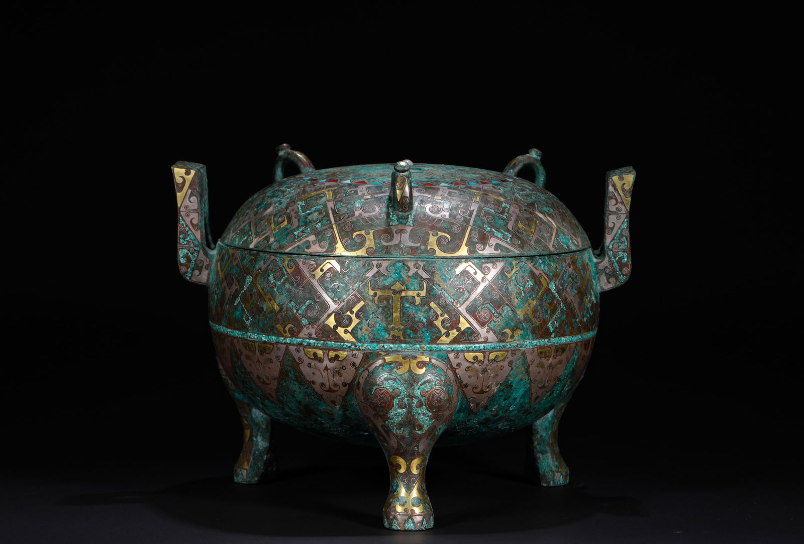 HAN DYNASTY BRONZE CUO GOLD AND SILVER TRIPOD: Name HAN DYNASTY BRONZE CUO GOLD AND SILVER TRIPOD Dimensions H:18cm W:23cm Weight:3860g Condition Additional photographs and condition reports are available upon request as a cou