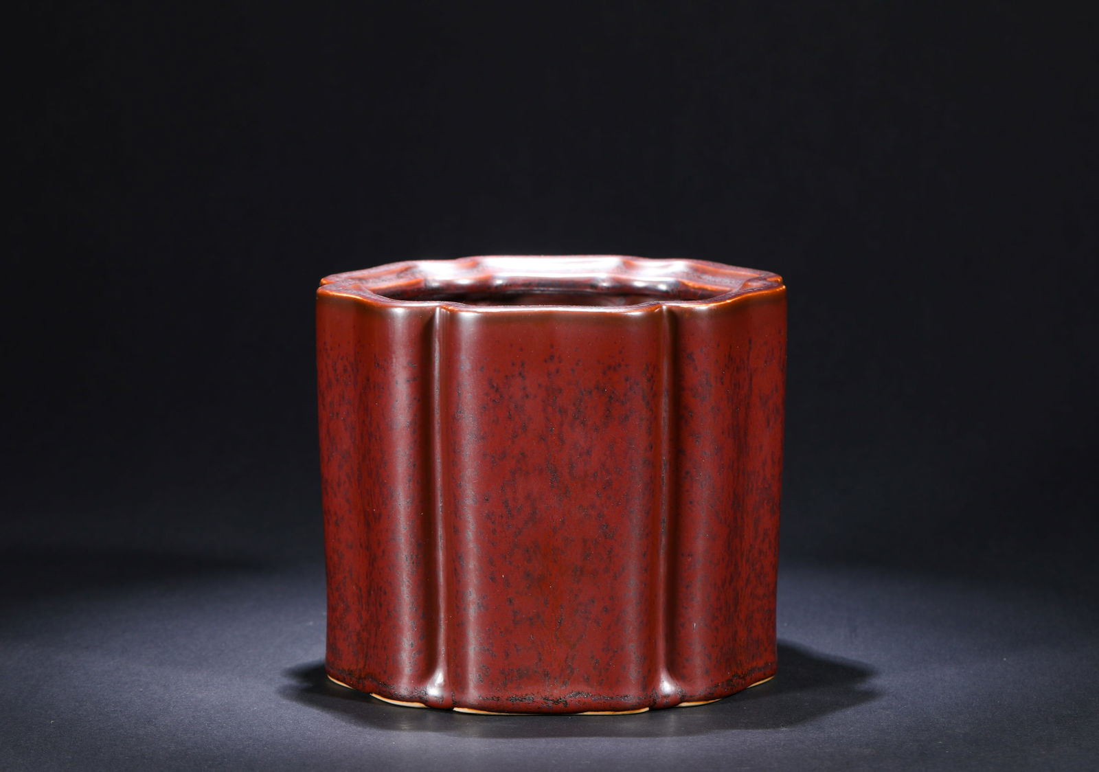 IN THE QING DYNASTY, EMPEROR QIANLONG OFFERED A RED PEN HOLDER: Name IN THE QING DYNASTY, EMPEROR QIANLONG OFFERED A RED PEN HOLDER Dimensions H:11.5cmD:14cm Condition Additional photographs and condition reports are available upon request as a