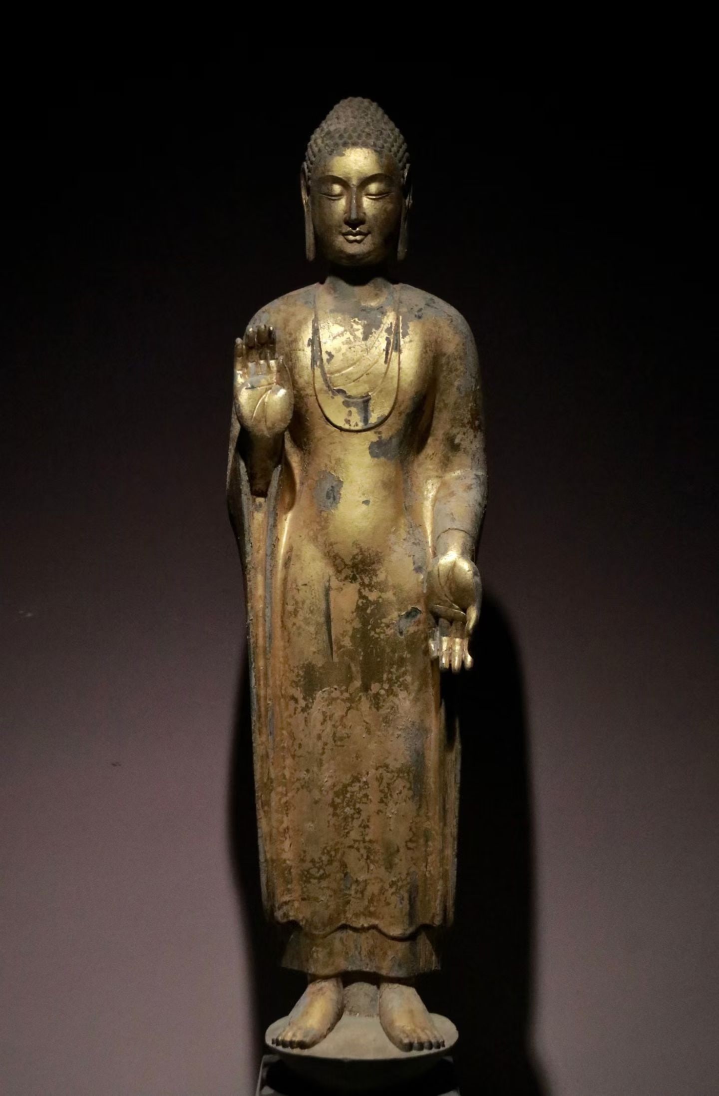 A BLUESTONE GILDED BUDDHA STATUE FROM THE NORTHERN QI DYNASTY: Name A BLUESTONE GILDED BUDDHA STATUE FROM THE NORTHERN QI DYNASTY Dimensions H:110cm Condition Additional photographs and condition reports are available upon request as a courtesy