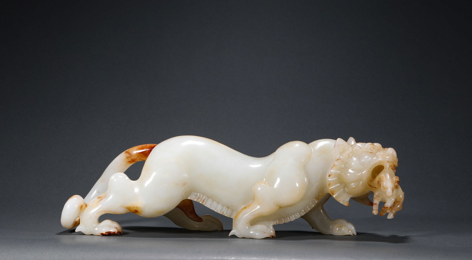 IN THE HAN DYNASTY, HETIAN JADE TIGER EATING SHEEP WAS A RARE TREASURE FOR KINGS AND DUKES TO ENJOY (1 of 9)