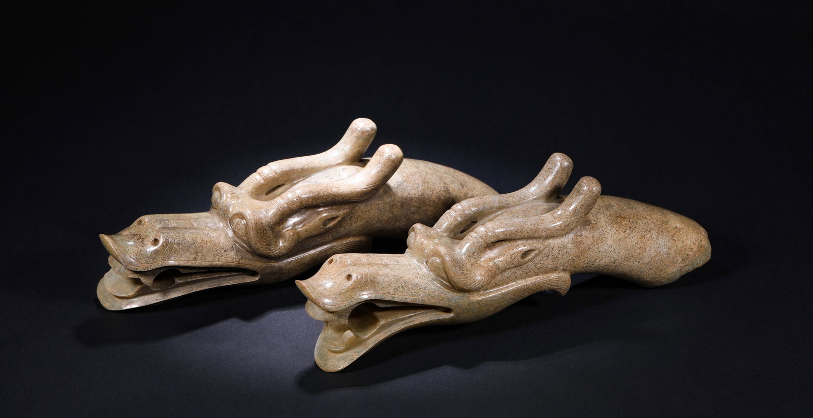 SHANG DYNASTY HETIAN JADE DRAGON HEAD: Name SHANG DYNASTY HETIAN JADE DRAGON HEAD Dimensions H:7cm W:17cm Weight:2170g Condition Additional photographs and condition reports are available upon request as a courtesy to