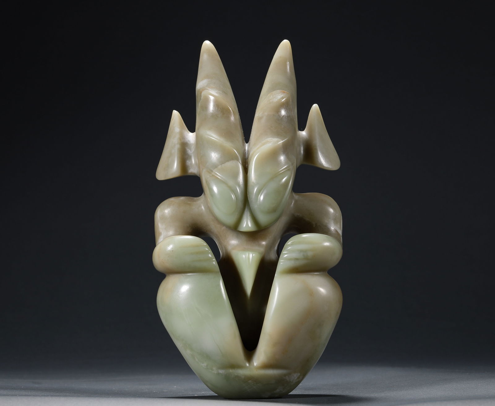 RED MOUNTAIN PERIOD JADE SUN GOD: Name RED MOUNTAIN PERIOD JADE SUN GOD Dimensions H:18.5cm W:9.5cm Weight:1170g Condition Additional photographs and condition reports are available upon request as a courtesy to o