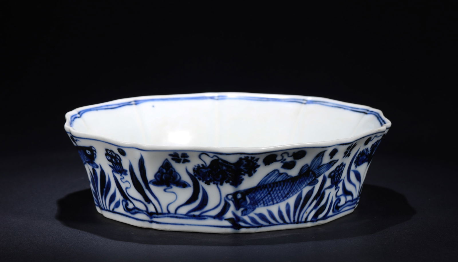 MING DYNASTY XUANDE BLUE AND WHITE FISH AND ALGAE PATTERN PEN WASH: Name MING DYNASTY XUANDE BLUE AND WHITE FISH AND ALGAE PATTERN PEN WASH Dimensions H:5cmD:19cm Condition Additional photographs and condition reports are available upon request as a