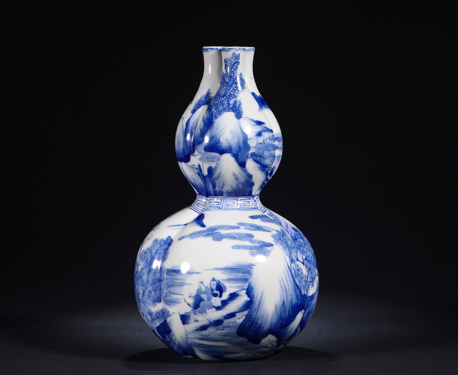 BLUE AND WHITE GOURD VASE OF THE QING DYNASTY (1 of 7)