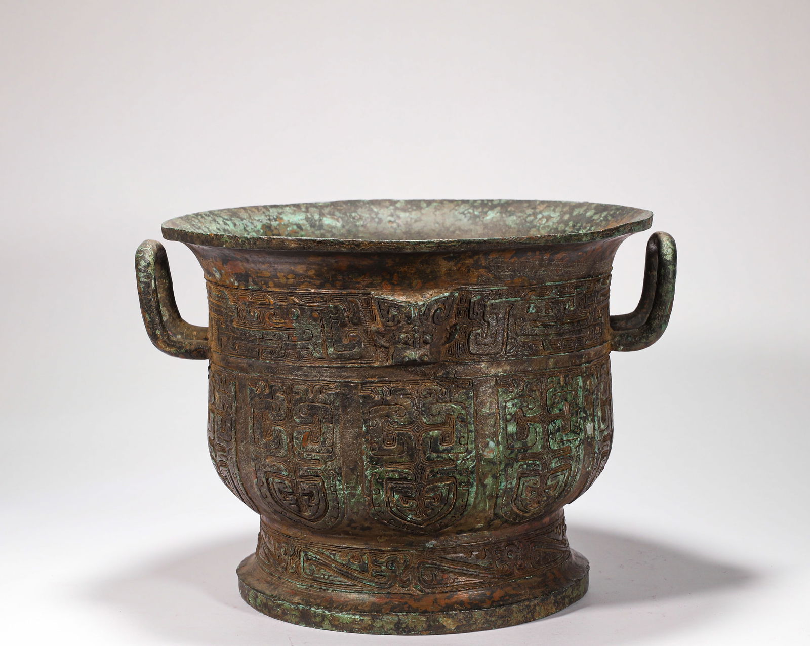 BRONZE BASINS OF THE HAN DYNASTY: Name BRONZE BASINS OF THE HAN DYNASTY Dimensions H:22cm,W:28cm Condition Additional photographs and condition reports are available upon request as a courtesy to our clients. Any con