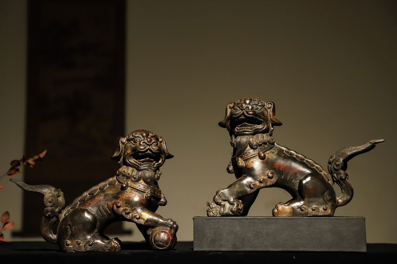 A PAIR OF BRONZE LIONS ON THE DESK IN THE QING DYNASTY: Name A PAIR OF BRONZE LIONS ON THE DESK IN THE QING DYNASTY Dimensions L:30cmH:20cm Condition Additional photographs and condition reports are available upon request as a courtesy to
