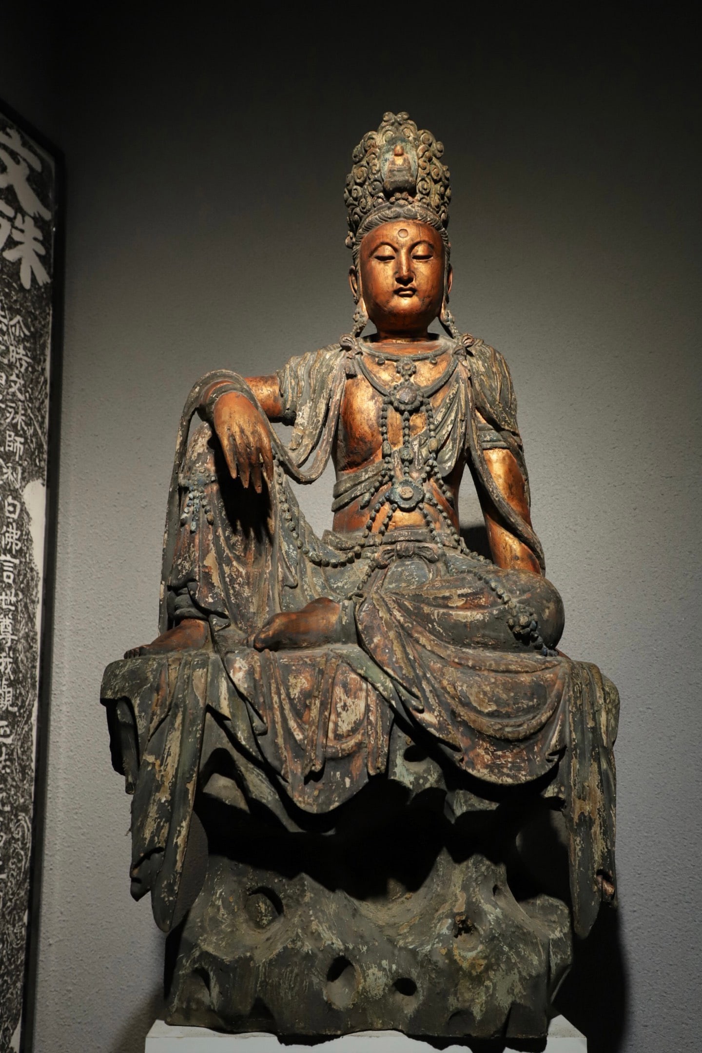 LIAO DYNASTY WOODEN STATUE OF GUANYIN SITTING ON A MOUNTAIN: Name LIAO DYNASTY WOODEN STATUE OF GUANYIN SITTING ON A MOUNTAIN Dimensions H:100cmL:52cm W:36cm Condition Additional photographs and condition reports are available upon request as