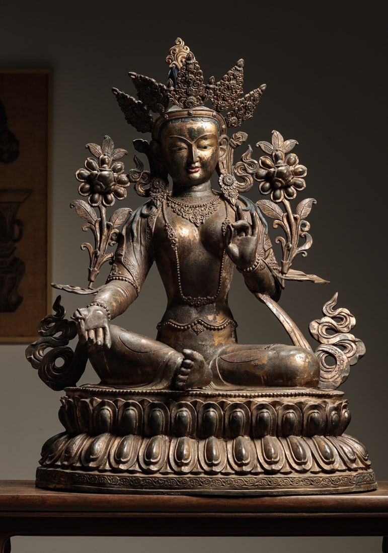 IN THE QING DYNASTY, A GILDED BRONZE STATUE OF THE BODHISATTVA BODHISATTVA WITH THE WONDERFUL IMAGE: Name IN THE QING DYNASTY, A GILDED BRONZE STATUE OF THE BODHISATTVA BODHISATTVA WITH THE WONDERFUL IMAGE OF THE SACRED DUST Dimensions Weight:40000g H:100 W:70 T:56cm Condition Additional