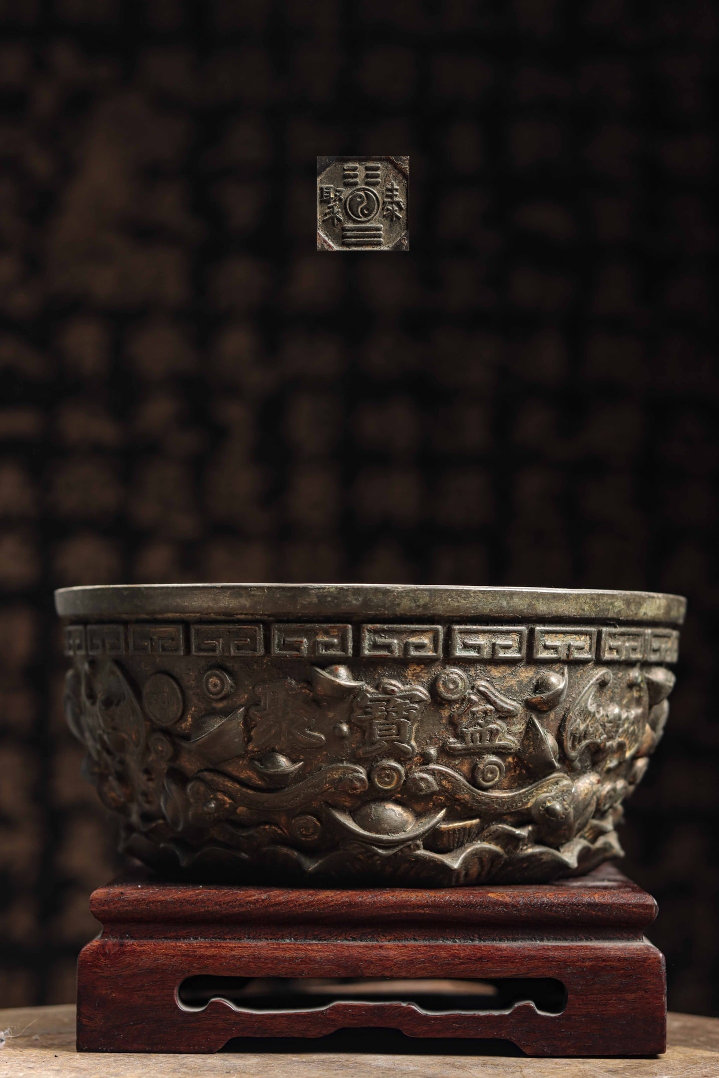 A TREASURE BASIN INCENSE BURNER FROM THE QING DYNASTY: Name A TREASURE BASIN INCENSE BURNER FROM THE QING DYNASTY Dimensions WEI GHT: 2206 G; H: 9 CM; D: 20.5 CM; D: 19 CMTHE "TAIJU" PATTERN AND THE " GE GE TAIYI" MOTIF ARE COMMON TAOIST AUSPICIOUS INSCRI