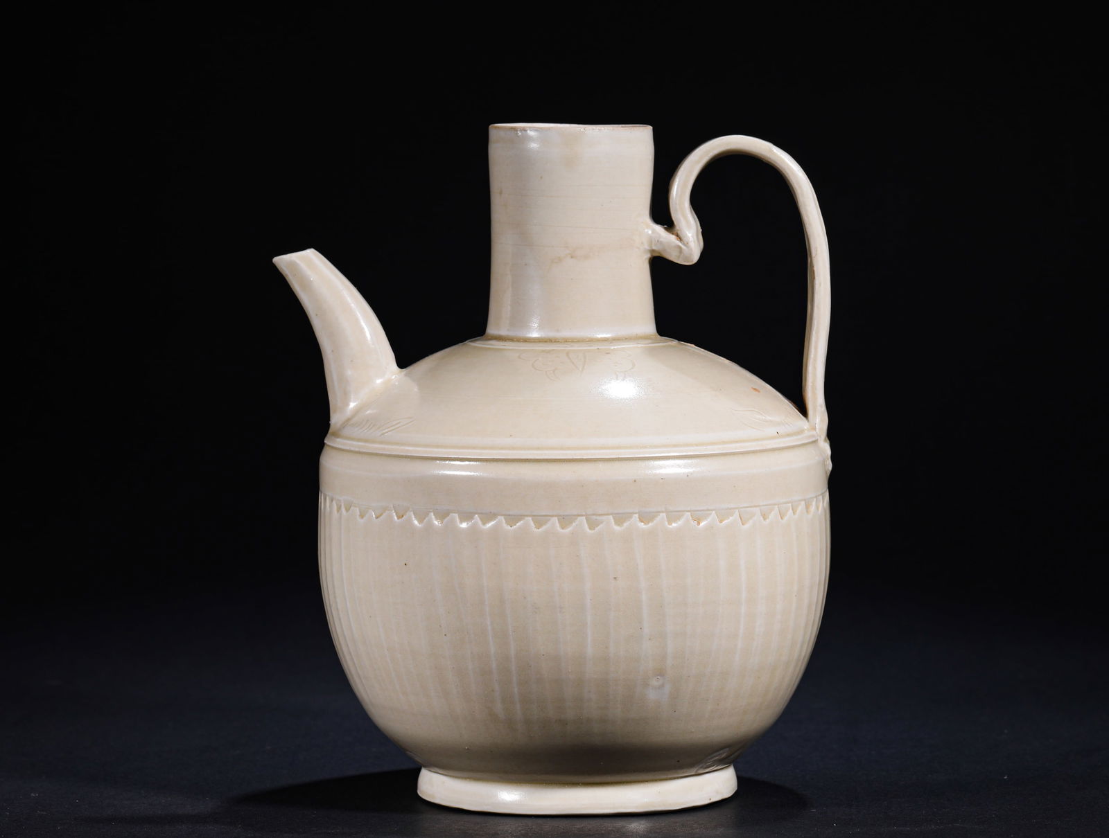 NORTHERN SONG DYNASTY DING KILN WHITE GLAZED ENGRAVED FLOWER EWER (1 of 7)