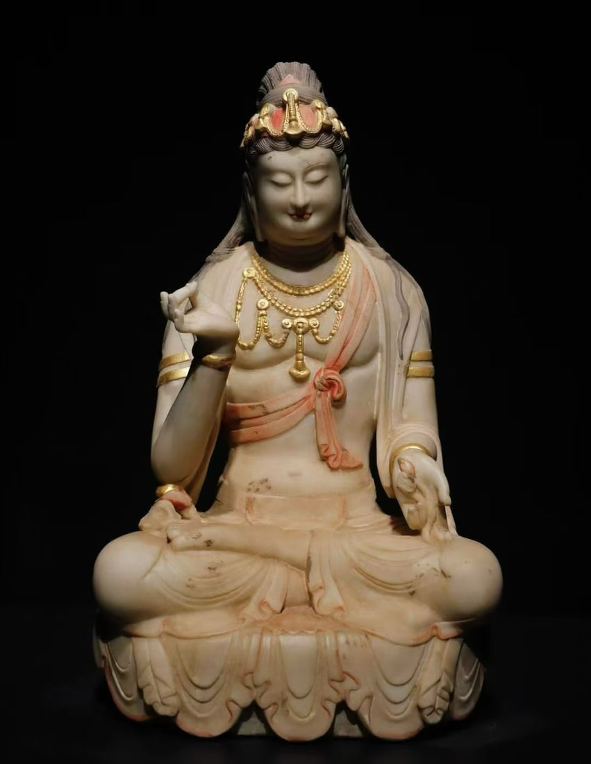 PAINTED GUANYIN IN WHITE MARBLE OF THE QING DYNASTY (ATTRIBUTED): Name PAINTED GUANYIN IN WHITE MARBLE OF THE QING DYNASTY (ATTRIBUTED) Dimensions H: 45 CM; W: 27 CM; T: 22 CM; WEI GHT: 25000 GJUD GIN G FROM THE FACIAL FEATURES, PROPORTIONS AND AESTHETIC ORIENTATION