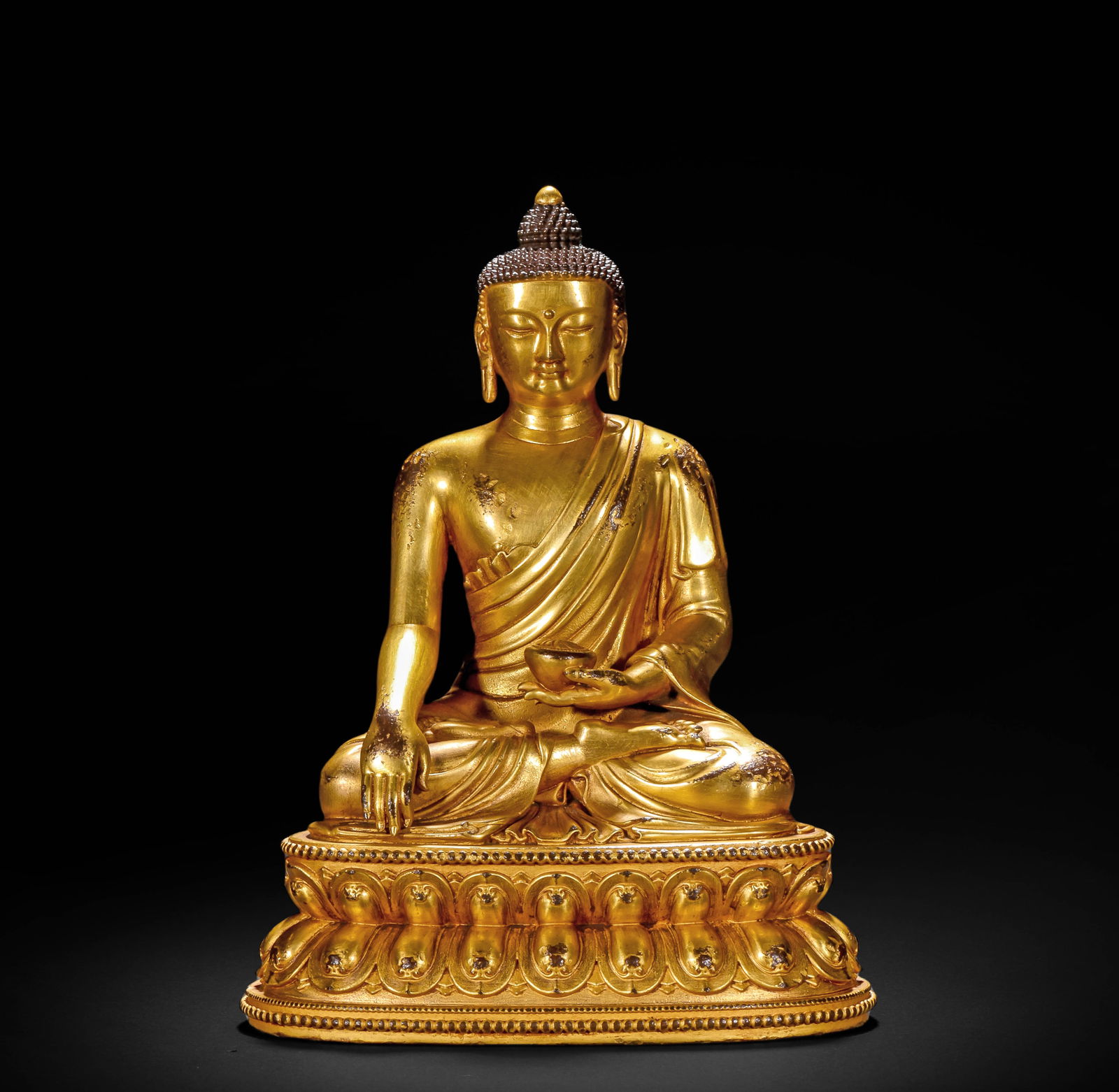 GILDED BRONZE STATUE OF SAKYAMUNI BUDDHA FROM THE QING DYNASTY: Name GILDED BRONZE STATUE OF SAKYAMUNI BUDDHA FROM THE QING DYNASTY Dimensions H: 15 CM; W: 11 CM; WEI GHT: 850 GTHIS IS A GILT-BRONZE SEATED STATUE OF BHAISAJYA GURU (MEDICINE BUDDHA), A CLASSIC