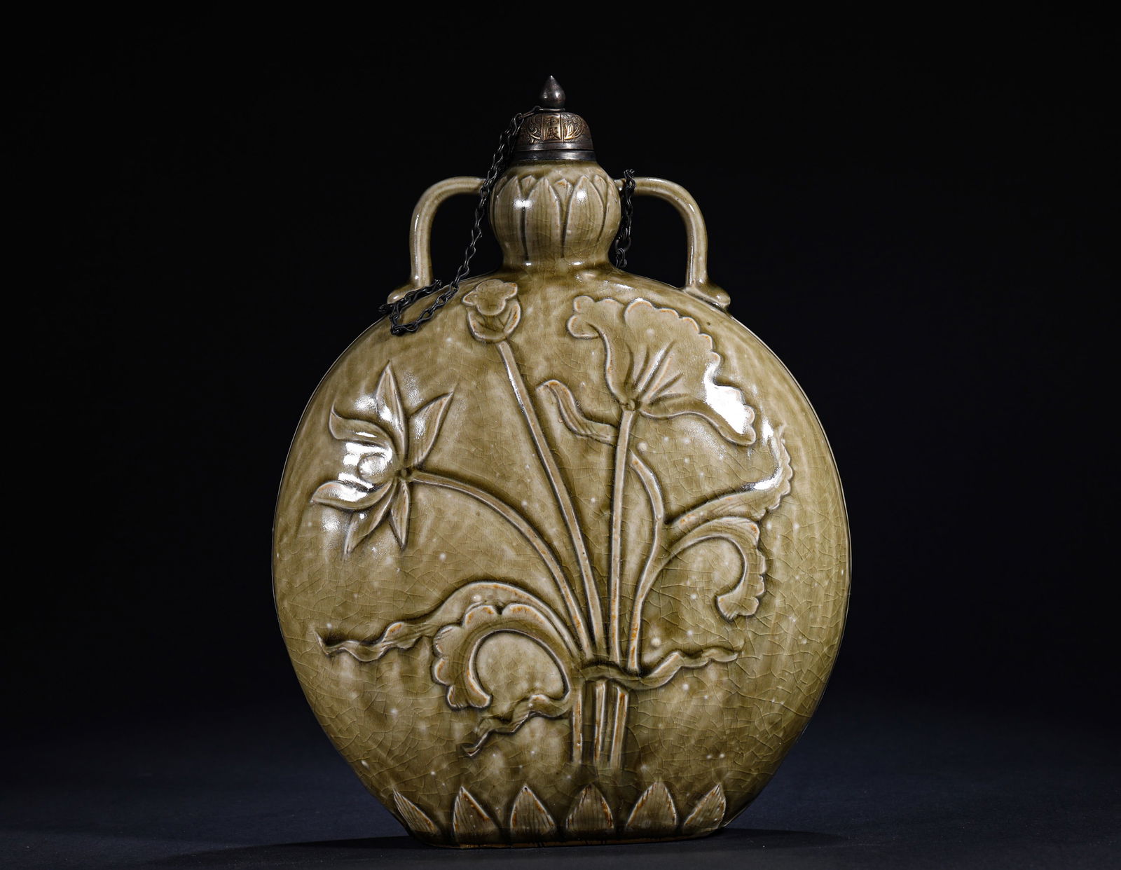 JIN DYNASTY YAOZHOU KILN CELADON ENGRAVED HUALIEN PATTERN FLAT POT: Name JIN DYNASTY YAOZHOU KILN CELADON ENGRAVED HUALIEN PATTERN FLAT POT Dimensions H: 27 CM; W: 20 CMTHIS FLAT TEAPOT IS THE CULMINATION OF THE EN GRAVED FLOWER TECHNIQUE OF YAOZHOU KILN. THE