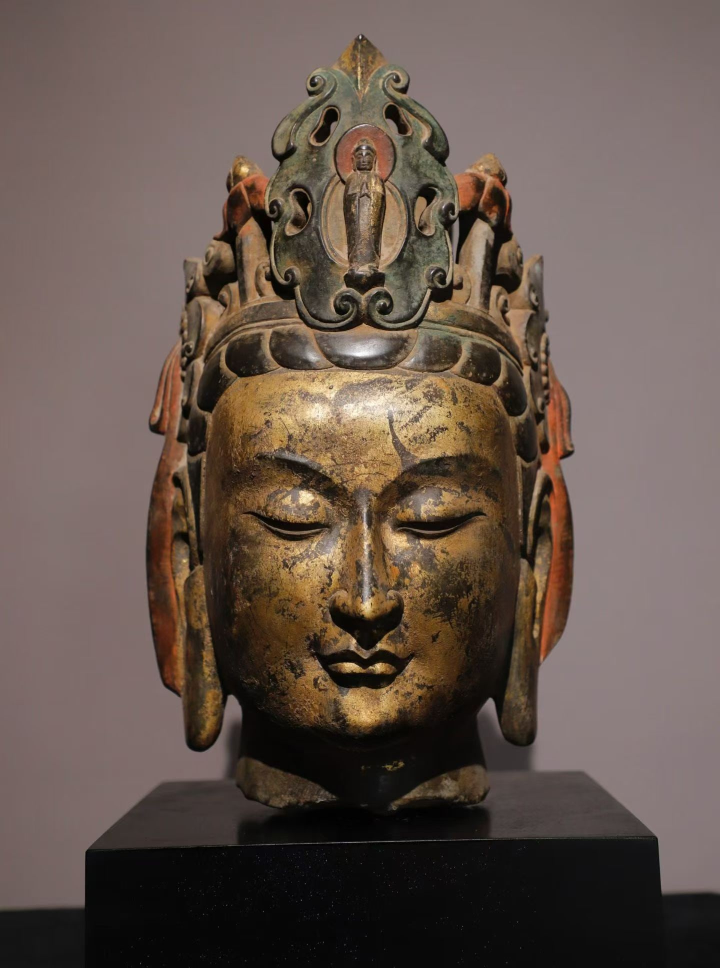 THE HEAD OF GUANYIN WAS PAINTED WITH GOLD ON BLUESTONE FROM THE TANG DYNASTY (1 of 9)