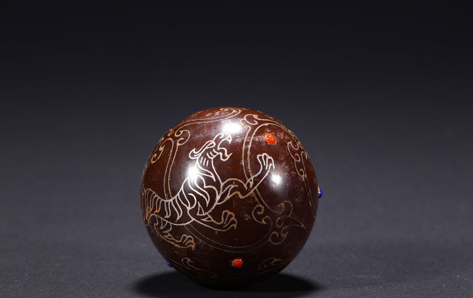IN THE TANG DYNASTY, RED AGATE GOLD AND SILVER BALLS: Name IN THE TANG DYNASTY, RED AGATE GOLD AND SILVER BALLS Dimensions D: 4.5 CM; WEI GHT: 100 G Condition Additional photographs and condition reports are available upon request as a