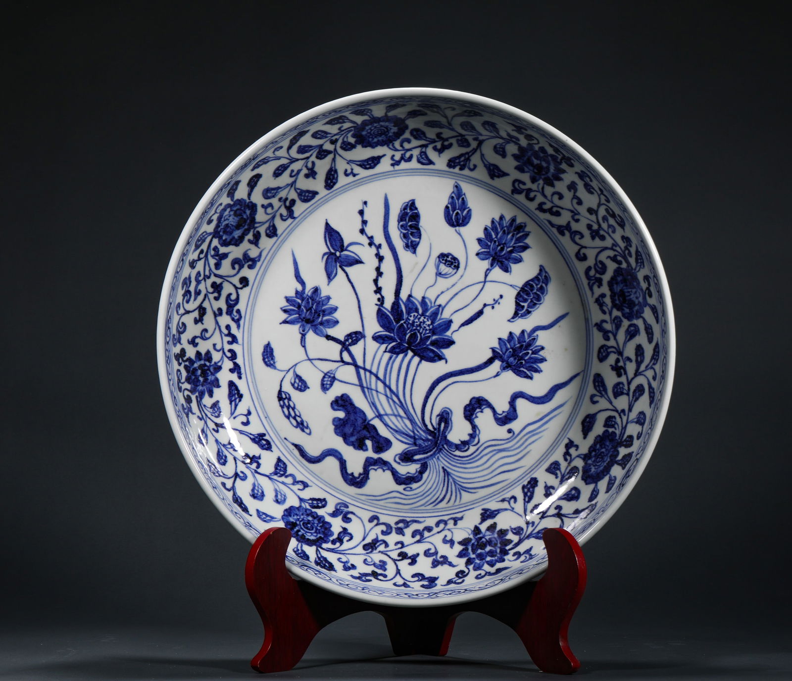 A LARGE PLATE OF BLUE AND WHITE PORCELAIN WITH LOTUS PATTERNS (1 of 7)