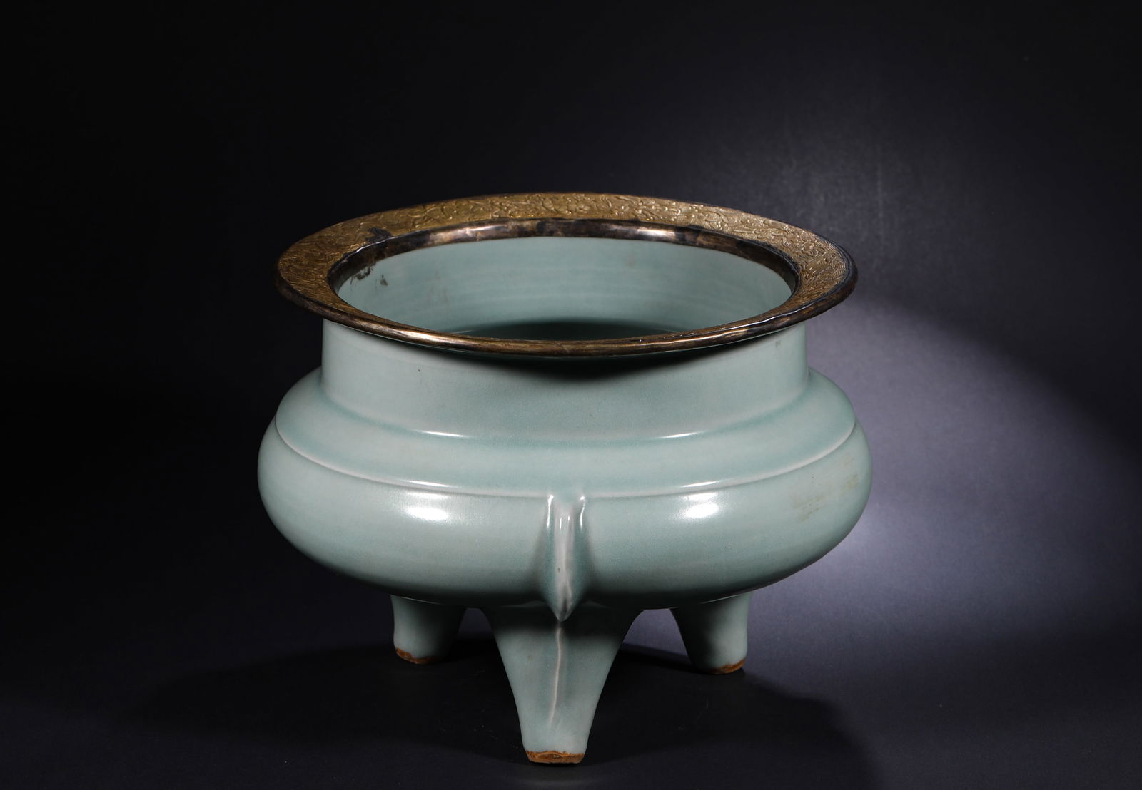 SONG DYNASTY, LONGQUAN KILN POWDER BLUE GLAZE ? TYPE FURNACE (1 of 9)