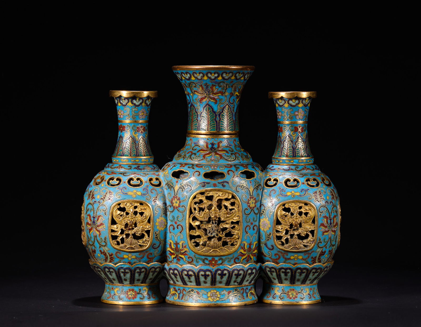 QING DYNASTY, COPPER BODY CLOISONNE ENAMEL TRIPLET REVOLVING HEART VASE: Name QING DYNASTY, COPPER BODY CLOISONNE ENAMEL TRIPLET REVOLVING HEART VASE Dimensions H: 15.5 CM; W: 16.5 CM; WEI GHT: 1380 GTHIS IS A CLOISONN? TRIPLE REVOLVIN G HEART VASE WITH A BRONZE BODY FROM