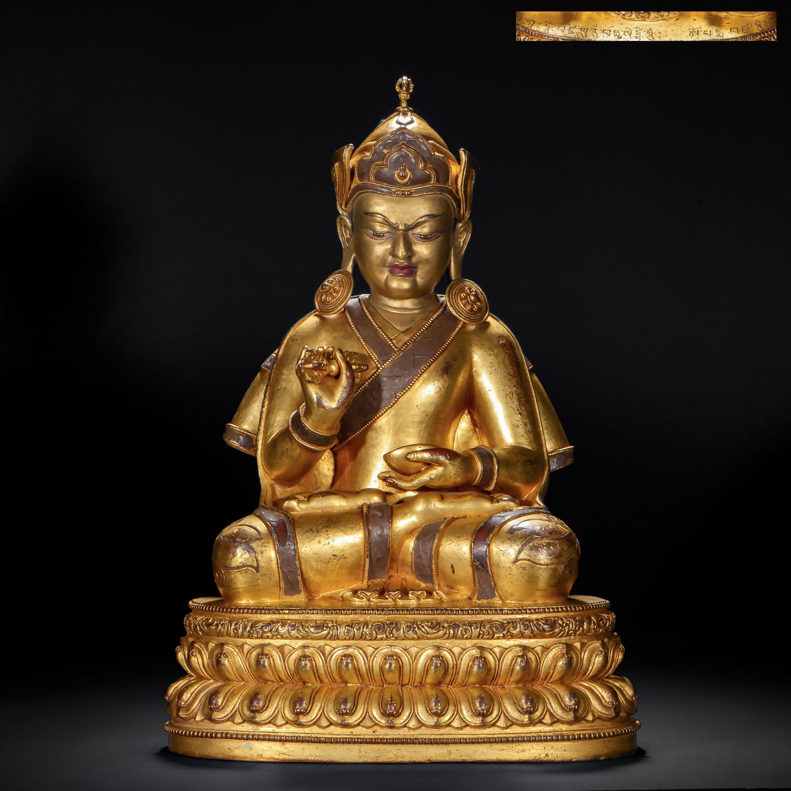 A GILDED BRONZE STATUE OF TSONGKHAPA IN THE QING DYNASTY (1 of 13)