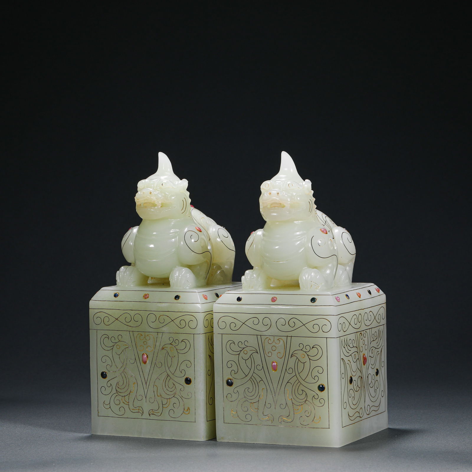 QING DYNASTY HETIAN JADE INLAID GOLD AND SILVER INLAID AUSPICIOUS BEAST KNOB SEAL: Name QING DYNASTY HETIAN JADE INLAID GOLD AND SILVER INLAID AUSPICIOUS BEAST KNOB SEAL Dimensions H: 18 CM; W: 8 CM; WEI GHT: 3850 G Condition Additional photographs and condition re