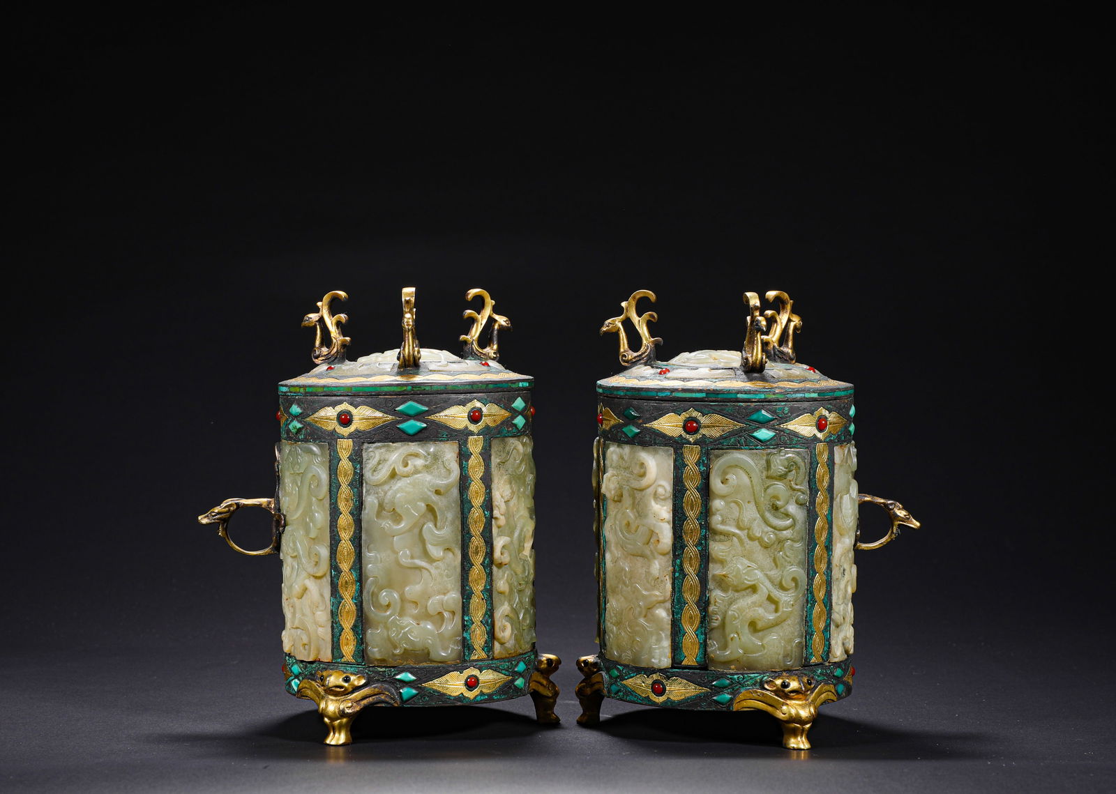 WARRING STATES GOLD AND SILVER WINE ? A PAIR: Name WARRING STATES GOLD AND SILVER WINE ? A PAIR Dimensions H: 17 CM; W: 12 CM; WEI GHT: 2050 G Condition Additional photographs and condition reports are available upon request as a courtesy