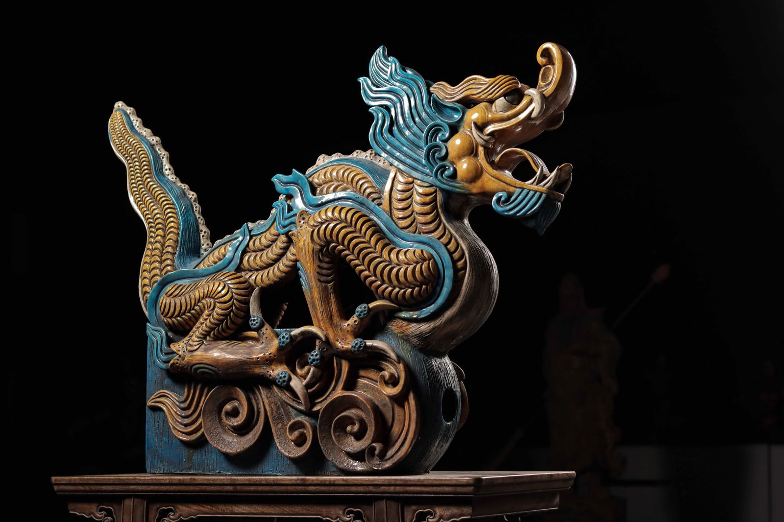 QING DYNASTY GLAZED TRICOLOR DRAGON: Name QING DYNASTY GLAZED TRICOLOR DRAGON Dimensions H: 75 CM; L: 94 CM; W: 22 CM GLAZED TRICOLOR IS A TREASURE OF TRADITIONAL CHINESE CERAMIC CRAFTSMANSHIP. DURIN G THE MIN G AND QIN G DYNASTIES,