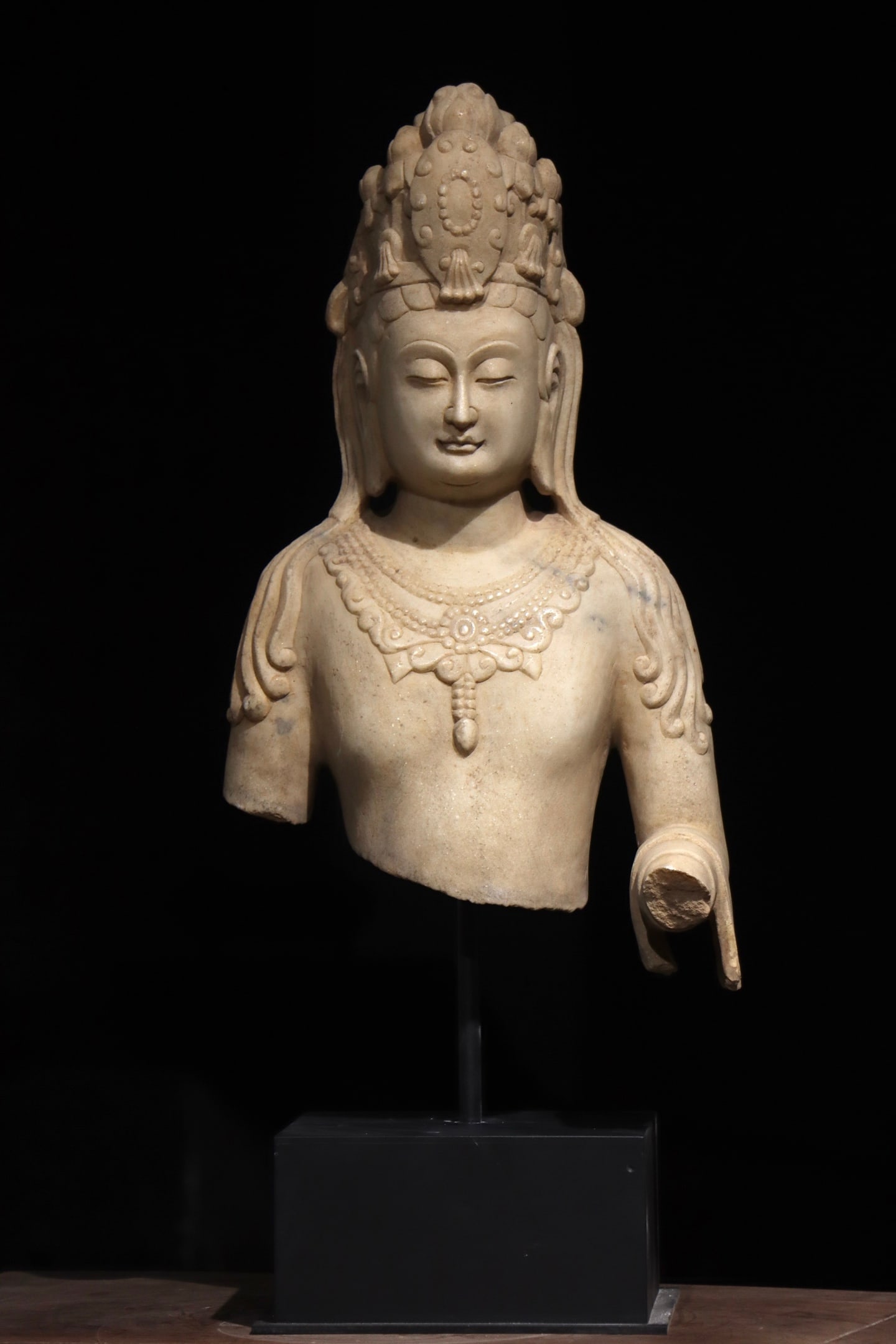 A WHITE JADE STATUE OF GUANYIN FROM THE NORTHERN QI AND HAN DYNASTIES (1 of 8)