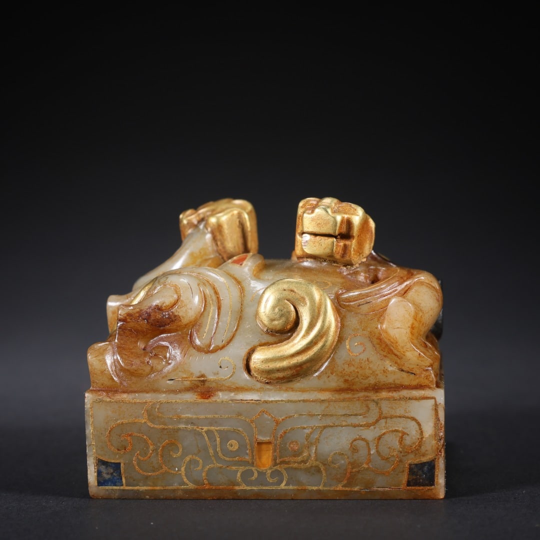 IN THE HAN DYNASTY, HETIAN JADE WITH GOLD INLAID AND GEMSTONE DOUBLE DRAGON SEAL: Name IN THE HAN DYNASTY, HETIAN JADE WITH GOLD INLAID AND GEMSTONE DOUBLE DRAGON SEAL Dimensions L: 5.6 CM; W: 5.6 CM; H: 4.6 CM; WEI GHT: 302 GTHIS IS A HAN DYNASTY JADE INLAID WITH GOLD ( GILDED) CH
