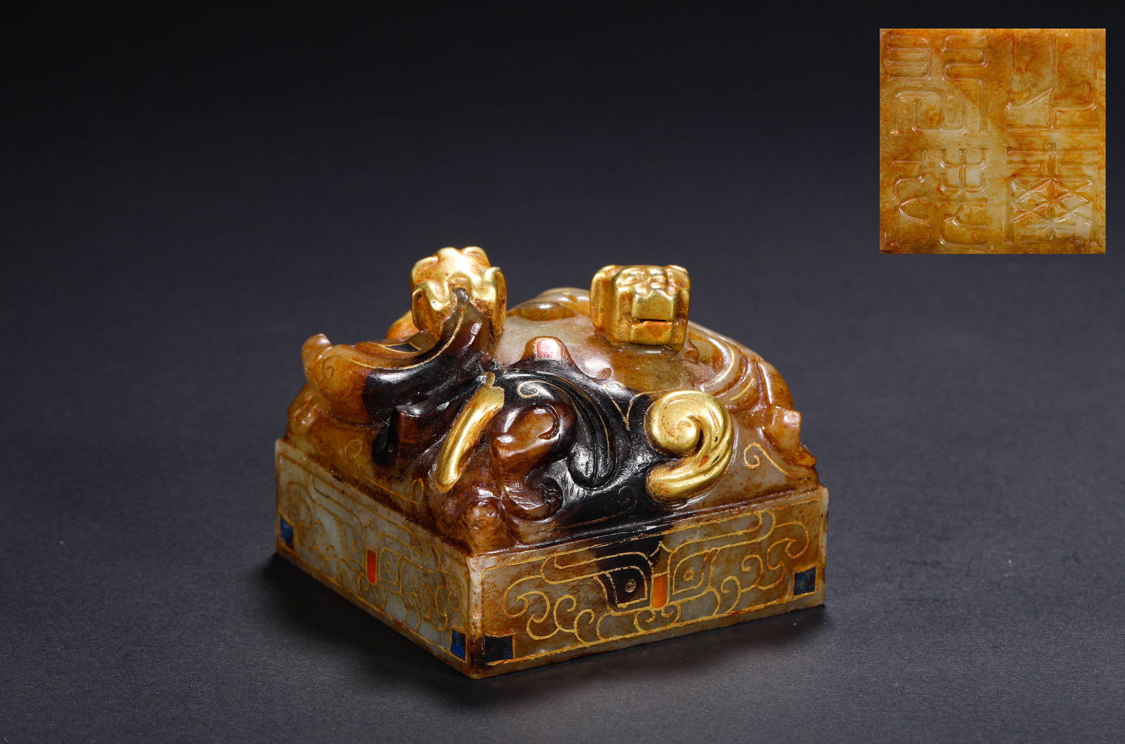 HAN DYNASTY HETIAN JADE CUO GOLD AND SILVER SEAL: Name HAN DYNASTY HETIAN JADE CUO GOLD AND SILVER SEAL Dimensions H: 4.6 CM; W: 5.5 CM; WEI GHT: 302 G Condition Additional photographs and condition reports are available upon reques