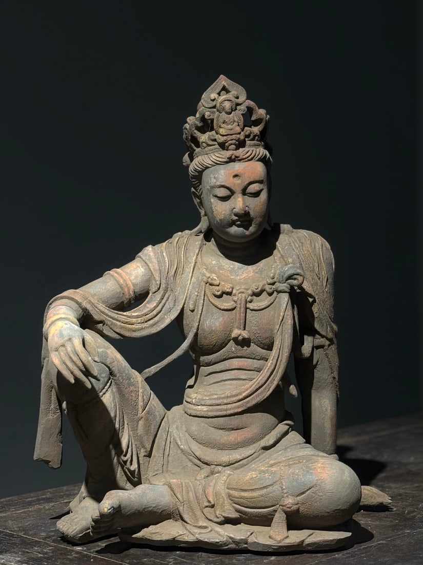 SONG DYNASTY WOODCARVING OF THE FREE GUANYIN: Name SONG DYNASTY WOODCARVING OF THE FREE GUANYIN Dimensions H:62cm(24.41in) W:50cm(19.69in) This is a Song Dynasty wooden painted statue of Guanyin in a relaxed posture (Water-Moon Guanyin). Carved f