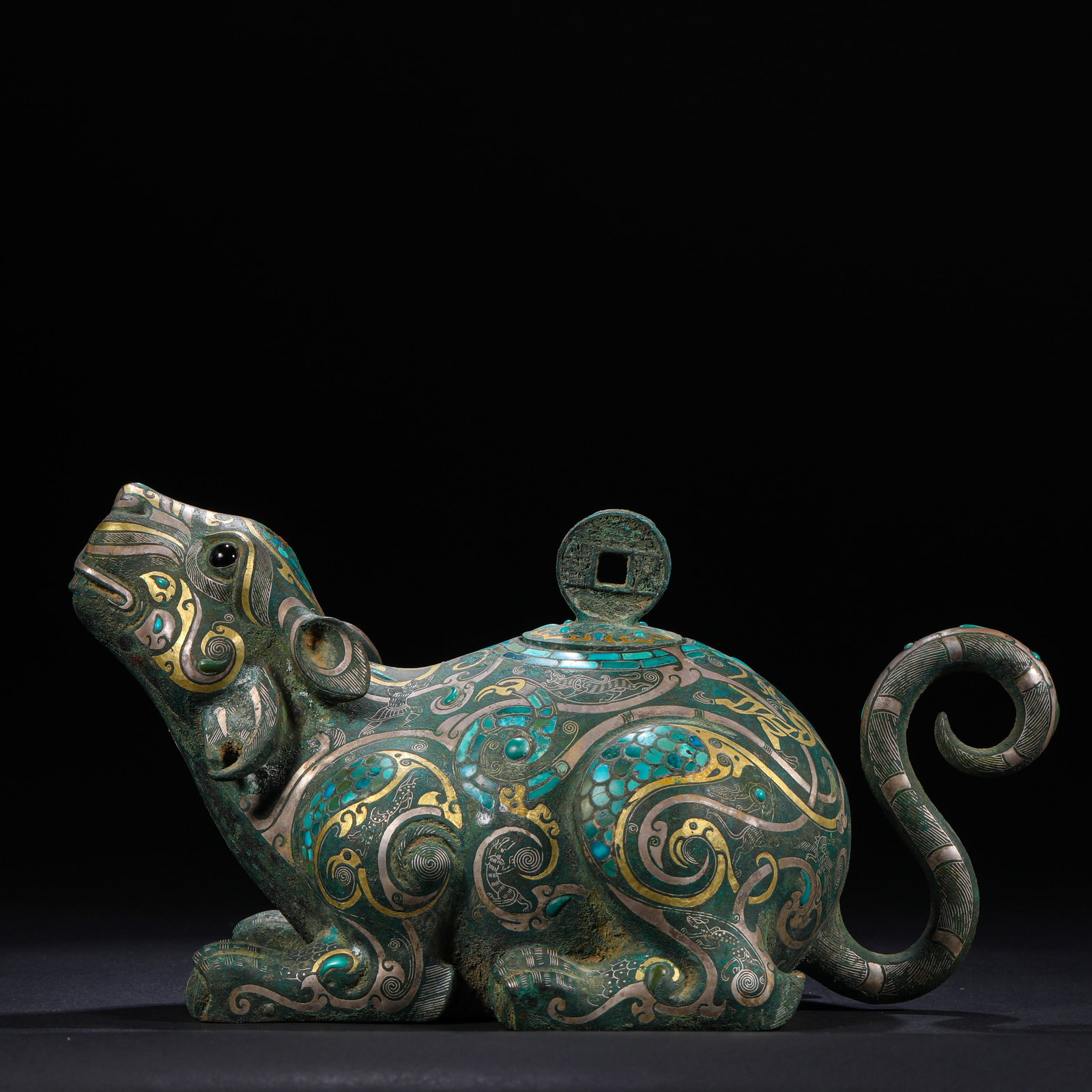 BRONZE FROM THE WARRING STATES PERIOD WITH INLAID GOLD AND SILVER AND TURQUOISE RAT COVER: Name BRONZE FROM THE WARRING STATES PERIOD WITH INLAID GOLD AND SILVER AND TURQUOISE RAT COVER Dimensions H:15cm(5.91in)W:25cm(9.84in)Weight:2000g This bronze rat-shaped zun, with exquisite gold-silve