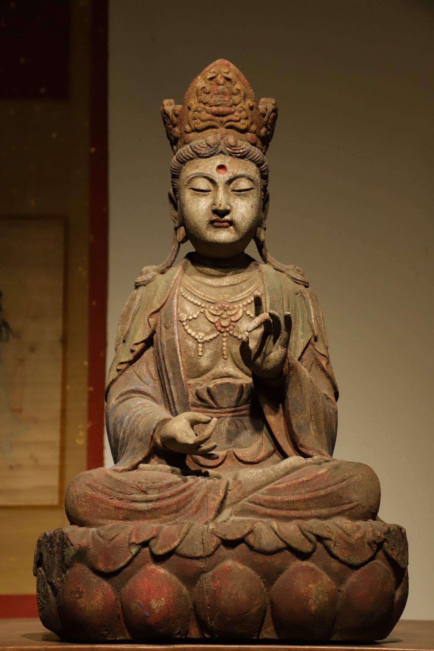 WOODCARVING. SEATED STATUE OF GUANYIN BODHISATTVA (1 of 9)