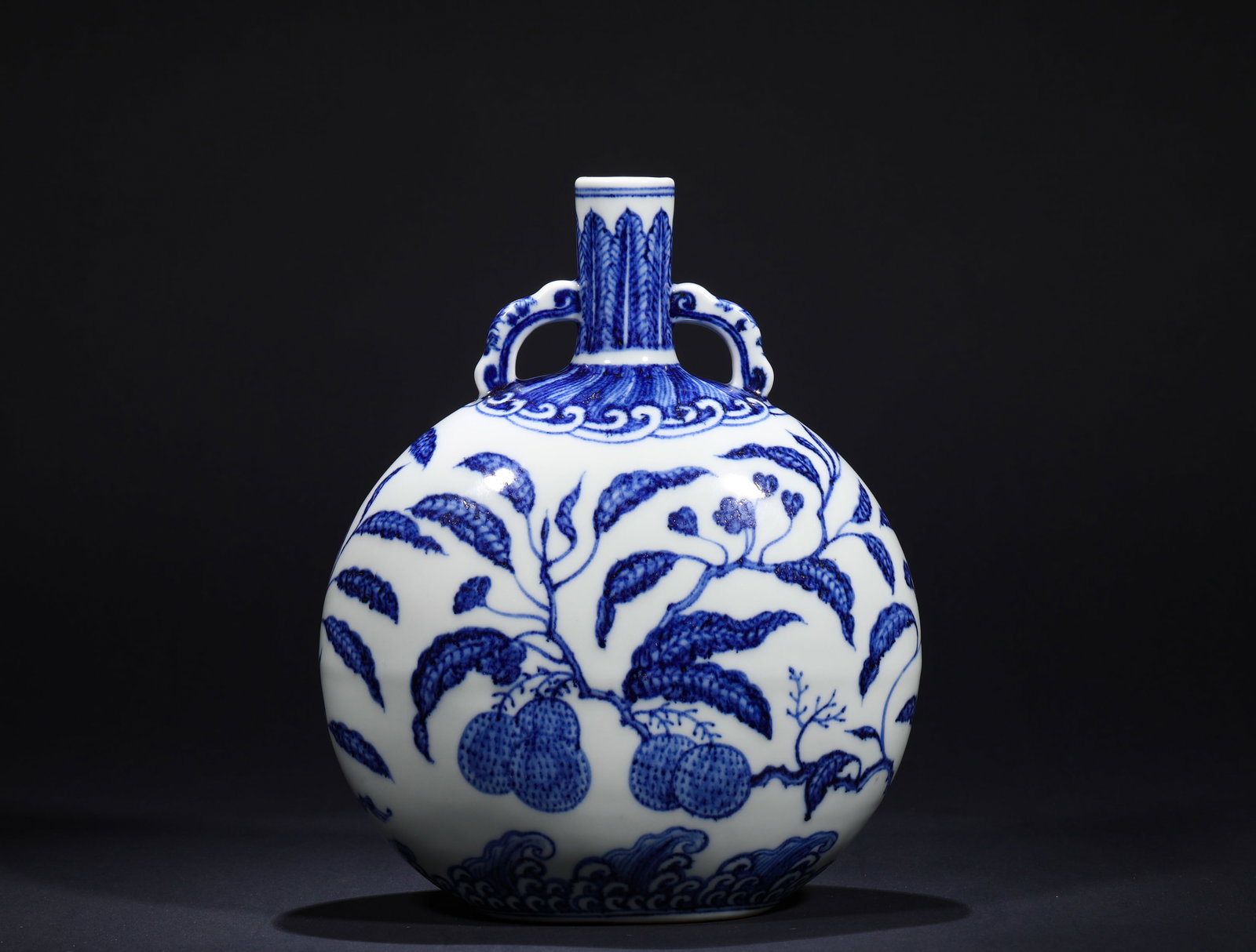 BLUE AND WHITE DOUBLE-EARED FLAT POT WITH LYCHEE PATTERN FROM THE MING DYNASTY: Name BLUE AND WHITE DOUBLE-EARED FLAT POT WITH LYCHEE PATTERN FROM THE MING DYNASTY Dimensions H:28cmW:18cm This is a blue and white flat vase with double handles decorated with lychee patterns, made