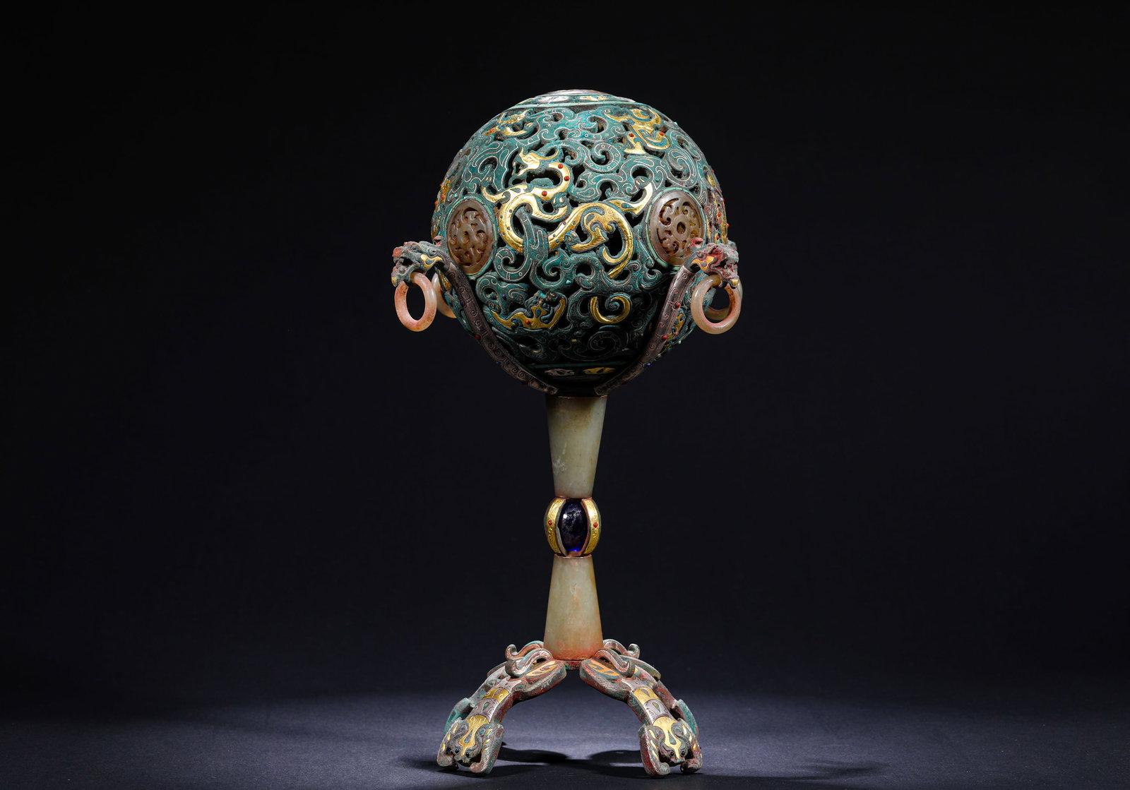 HAN DYNASTY INLAID GOLD AND SILVER INLAID GEMSTONE DRAGON AND PHOENIX PATTERN TALL FOOT INCENSE: Name HAN DYNASTY INLAID GOLD AND SILVER INLAID GEMSTONE DRAGON AND PHOENIX PATTERN TALL FOOT INCENSE Dimensions H:28cmW:14.5cmWeight:1710g This is a high-stem incense burner with dragon and phoenix pa