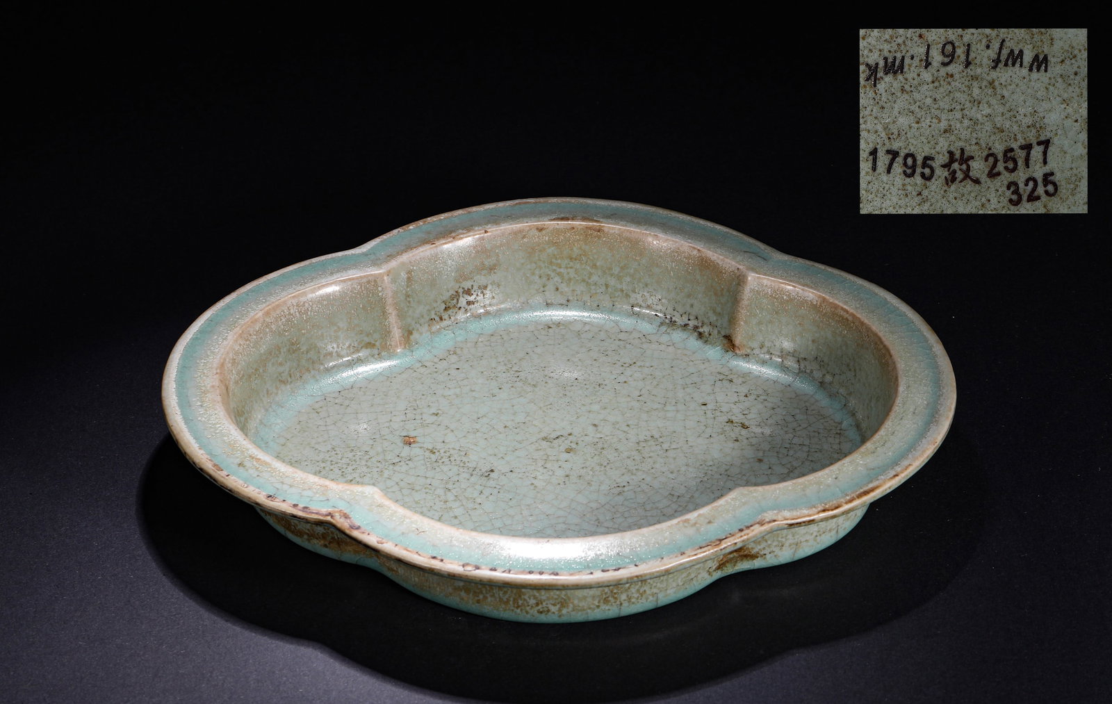 SOUTHERN SONG DYNASTY OFFICIAL KILN GREEN GLAZED CRABAPPLE-STYLE WASH: Name SOUTHERN SONG DYNASTY OFFICIAL KILN GREEN GLAZED CRABAPPLE-STYLE WASH Dimensions H:3.3cmW:22.3cm This crabapple-style wash is a representative work of the official kilns of the Southern Song Dyna