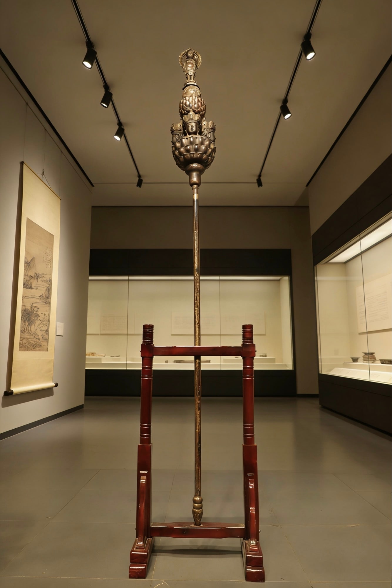 QING DYNASTY GILDED COPPER MULTI-FACETED BUDDHA HEAD LOTUS SEAT TIN STAFF: Name QING DYNASTY GILDED COPPER MULTI-FACETED BUDDHA HEAD LOTUS SEAT TIN STAFF Dimensions H:252cm.L:53cmW:40cm??Weight:12500gThis is a bronze Buddhist ritual implement (or finial of a ceremonial banne