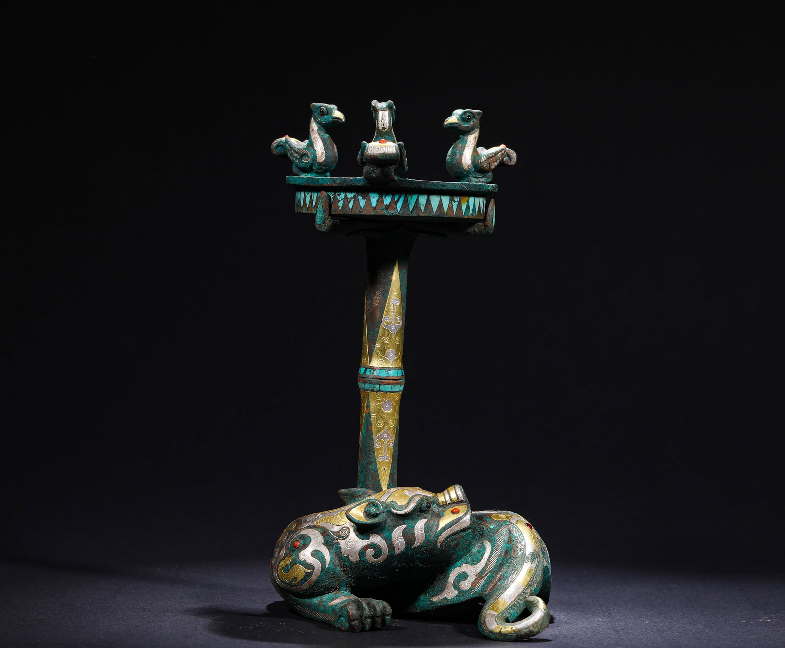 HAN DYNASTY INLAID GOLD AND SILVER INLAID TURQUOISE BEAST BASE THREE-BIRD BRONZE LAMP: Name HAN DYNASTY INLAID GOLD AND SILVER INLAID TURQUOISE BEAST BASE THREE-BIRD BRONZE LAMP Dimensions H:23cmW:14.5cmWeight:1320g This is a bronze lamp with three birds on a beast base, inlaid with tur