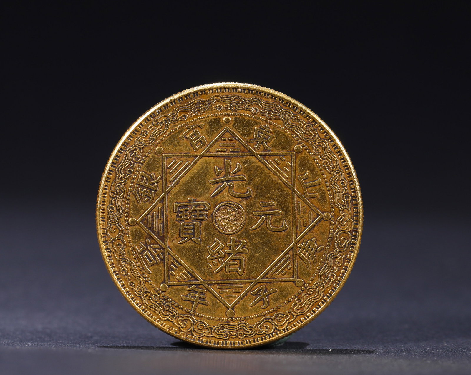 SHANDONG OFFICIAL SILVER MADE GUANGXU YUANBAO GENGZI YEAR SILVER GILT SAMPLE COIN: Name SHANDONG OFFICIAL SILVER MADE GUANGXU YUANBAO GENGZI YEAR SILVER GILT SAMPLE COIN Dimensions D:3.9cmWeight:37gThis is a gilded silver sample coin of the Gengzi year made by Shandong Official Silv