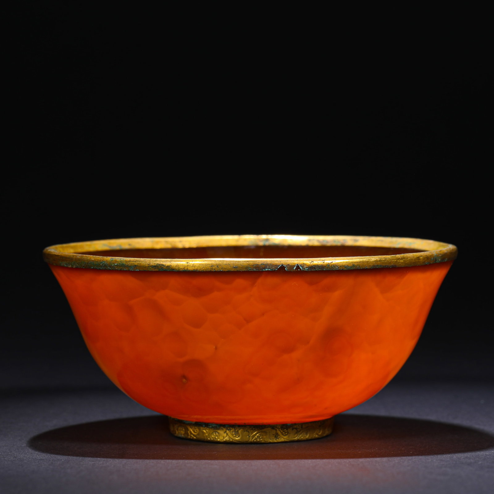 TANG DYNASTY AGATE GILDED BOWL: Name TANG DYNASTY AGATE GILDED BOWL Dimensions H:6.5cm(2.56in)D:13.5cm(5.31in)Weight:340g Condition Additional photographs and condition reports are available upon request as a court