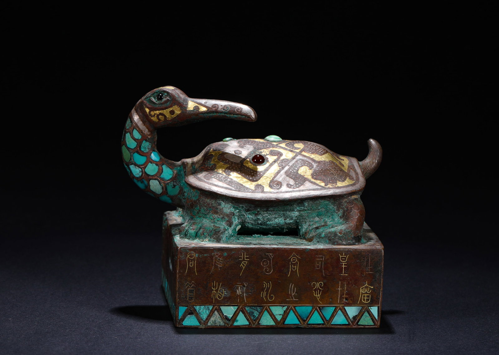 BRONZE INLAID GOLD AND SILVER INLAID TURQUOISE GEMSTONE BASALT SEAL: Name BRONZE INLAID GOLD AND SILVER INLAID TURQUOISE GEMSTONE BASALT SEAL Dimensions H:8cmW:9.5cmWeight:880g This is a bronze seal with a Xuanwu (tortoise-crane hybrid) knob, inlaid with gold, silver,