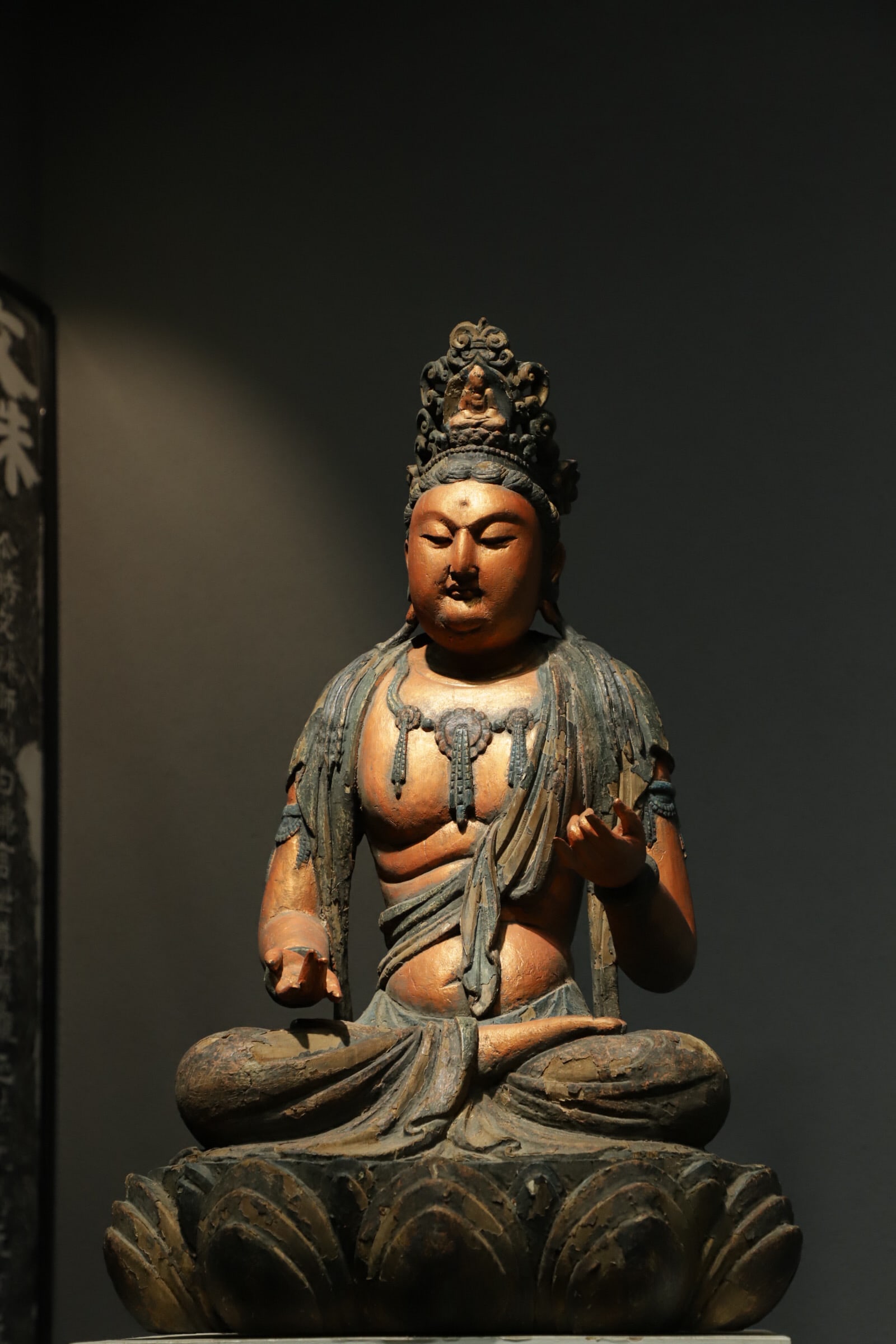 A TANG DYNASTY WOODBLOCK STATUE OF A BODHISATTVA SITTING ON A LOTUS (1 of 9)