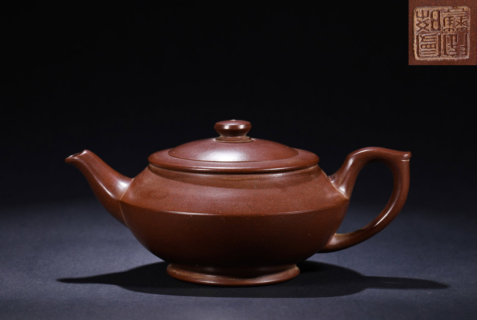 A FLAT-ROUND PURPLE CLAY TEAPOT FROM THE QING DYNASTY (1 of 6)