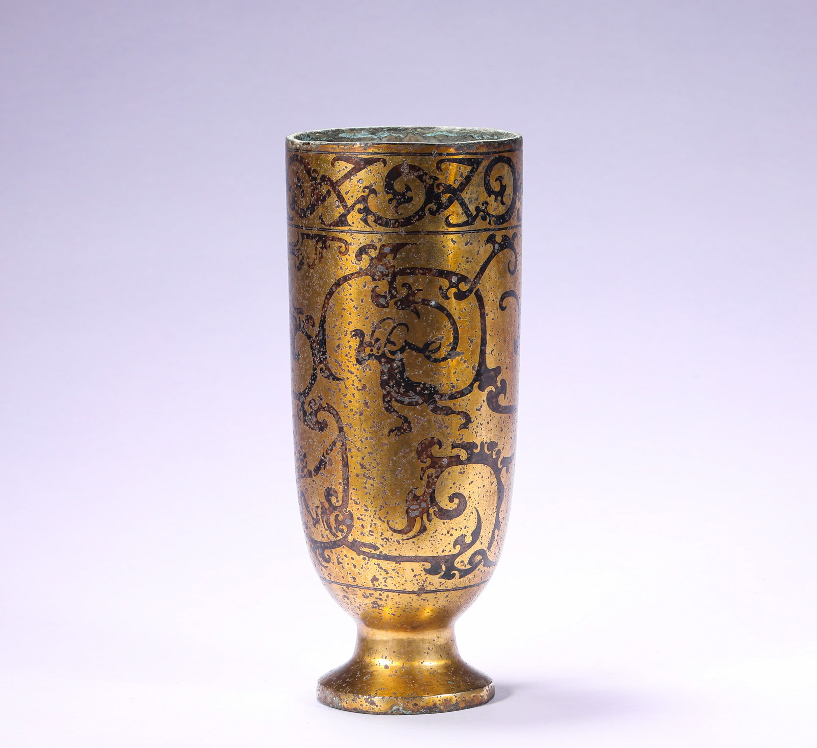 BRONZE GILDED DRAGON PATTERN CUP OF THE HAN DYNASTY: Name BRONZE GILDED DRAGON PATTERN CUP OF THE HAN DYNASTY Dimensions H:7.5cmW:13cmWeight:520g Condition Additional photographs and condition reports are available upon request as a